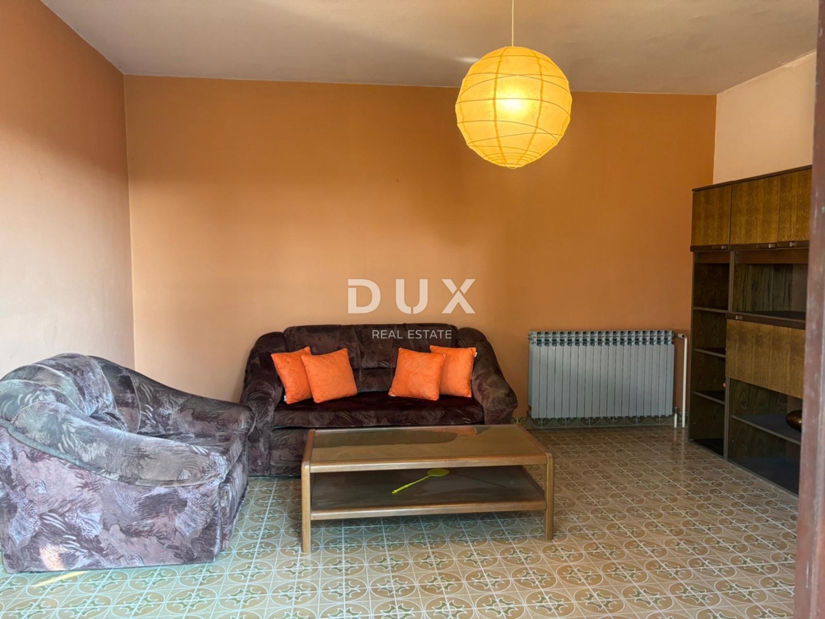 ISTRA, POREČ (OKOLICA) - Prostorna hiša z dvema velikima stanovanjema in garažo + gradbeno zemljišče 1687m2! ŠIROK SPEKTAR MOŽNOSTI!