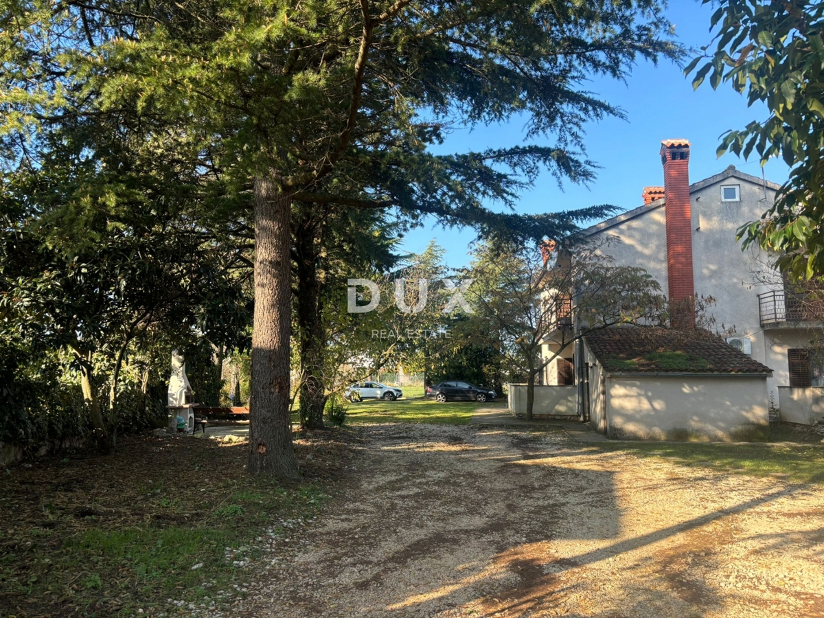 ISTRA, POREČ (OKOLICA) - Prostorna hiša z dvema velikima stanovanjema in garažo + gradbeno zemljišče 1687m2! ŠIROK SPEKTAR MOŽNOSTI!