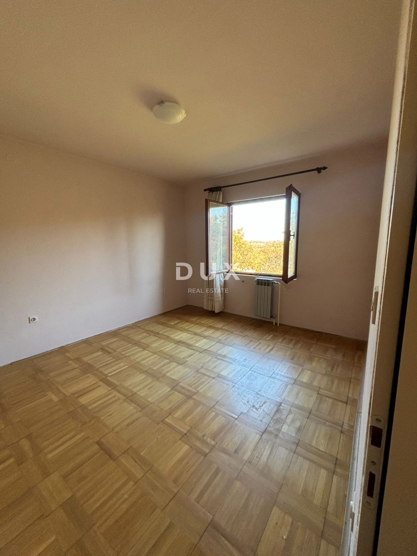 ISTRA, POREČ (OKOLICA) - Prostorna hiša z dvema velikima stanovanjema in garažo + gradbeno zemljišče 1687m2! ŠIROK SPEKTAR MOŽNOSTI!