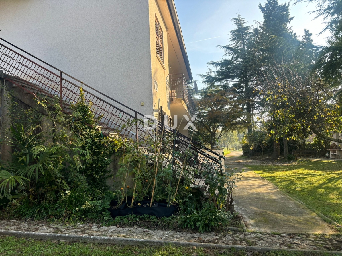 ISTRA, POREČ (OKOLICA) - Prostorna hiša z dvema velikima stanovanjema in garažo + gradbeno zemljišče 1687m2! ŠIROK SPEKTAR MOŽNOSTI!