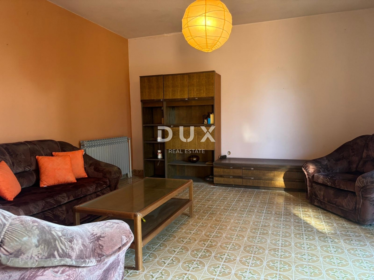 ISTRA, POREČ (OKOLICA) - Prostorna hiša z dvema velikima stanovanjema in garažo + gradbeno zemljišče 1687m2! ŠIROK SPEKTAR MOŽNOSTI!