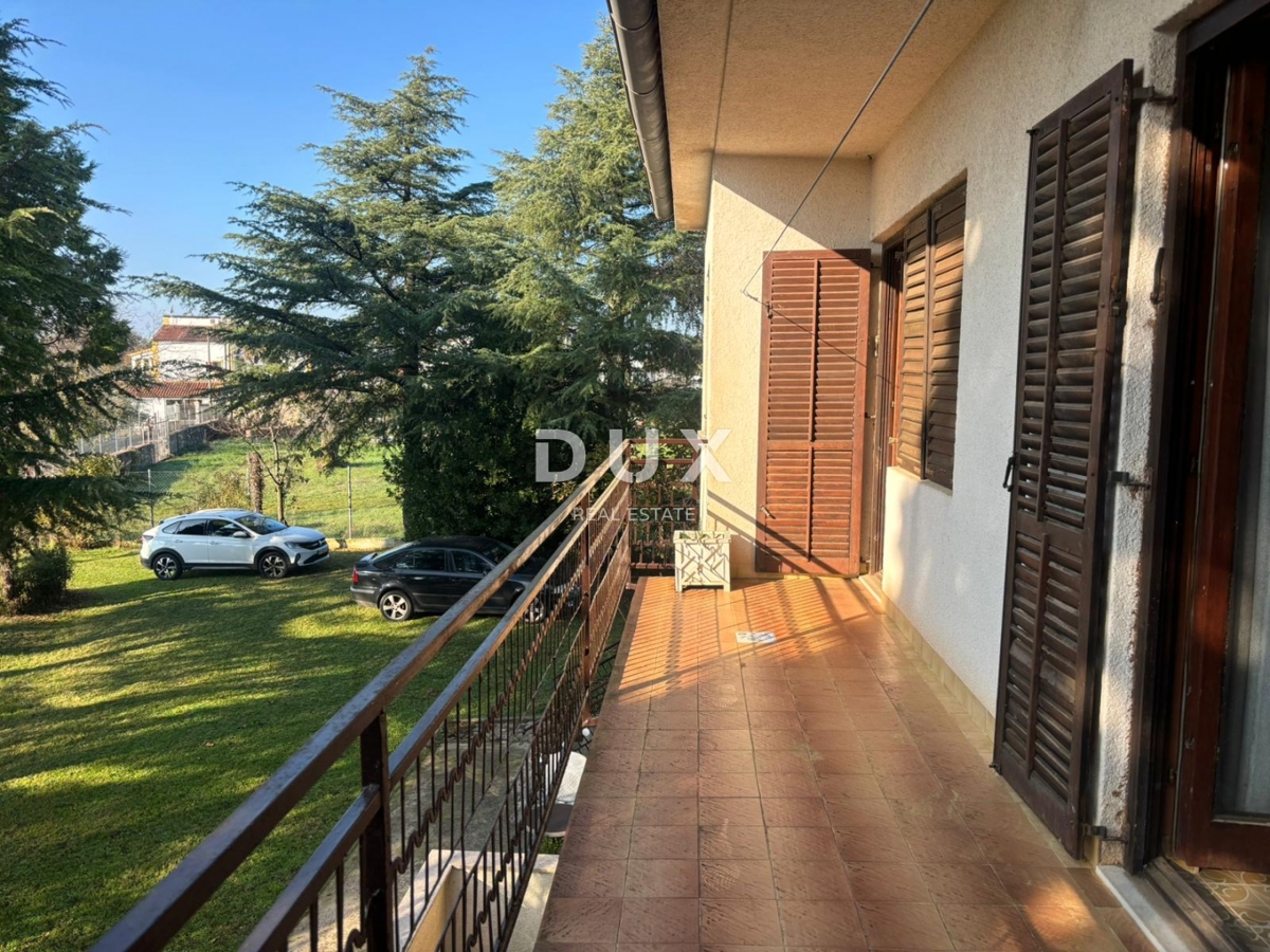 ISTRA, POREČ (OKOLICA) - Prostorna hiša z dvema velikima stanovanjema in garažo + gradbeno zemljišče 1687m2! ŠIROK SPEKTAR MOŽNOSTI!