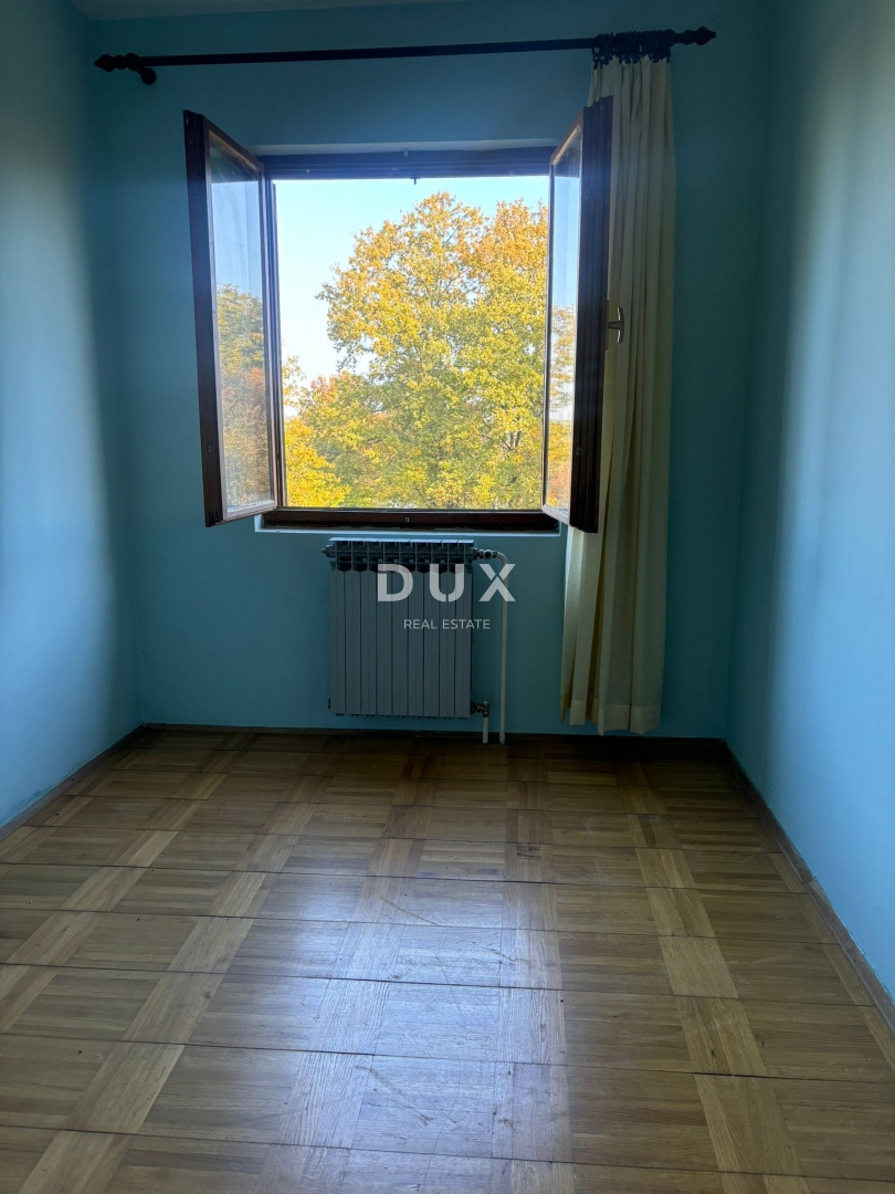 ISTRA, POREČ (OKOLICA) - Prostorna hiša z dvema velikima stanovanjema in garažo + gradbeno zemljišče 1687m2! ŠIROK SPEKTAR MOŽNOSTI!