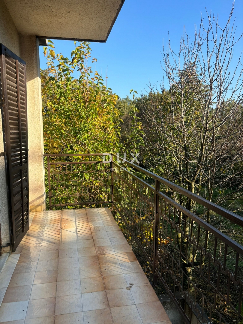 ISTRA, POREČ (OKOLICA) - Prostorna hiša z dvema velikima stanovanjema in garažo + gradbeno zemljišče 1687m2! ŠIROK SPEKTAR MOŽNOSTI!