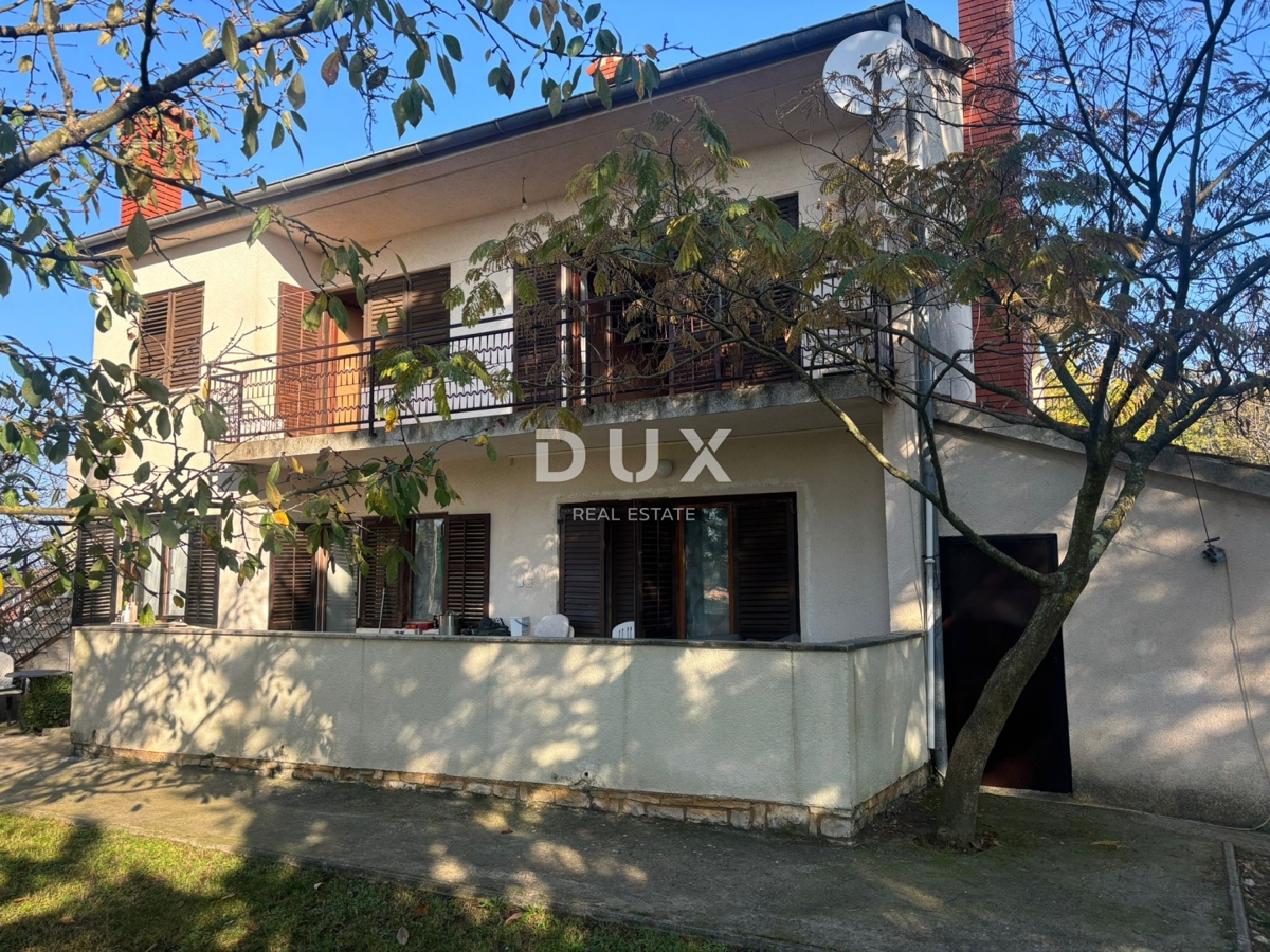 ISTRA, POREČ (OKOLICA) - Prostorna hiša z dvema velikima stanovanjema in garažo + gradbeno zemljišče 1687m2! ŠIROK SPEKTAR MOŽNOSTI!