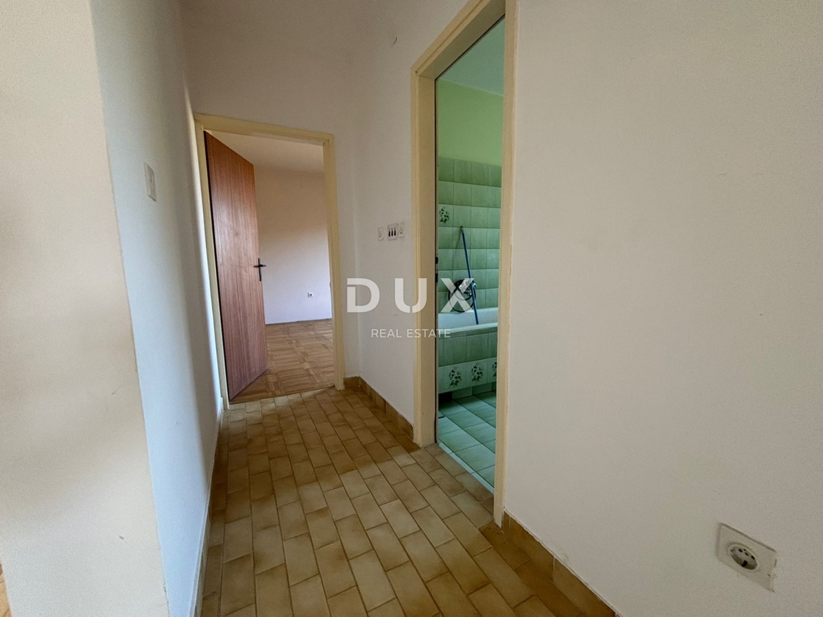 ISTRA, POREČ (OKOLICA) - Prostorna hiša z dvema velikima stanovanjema in garažo + gradbeno zemljišče 1687m2! ŠIROK SPEKTAR MOŽNOSTI!