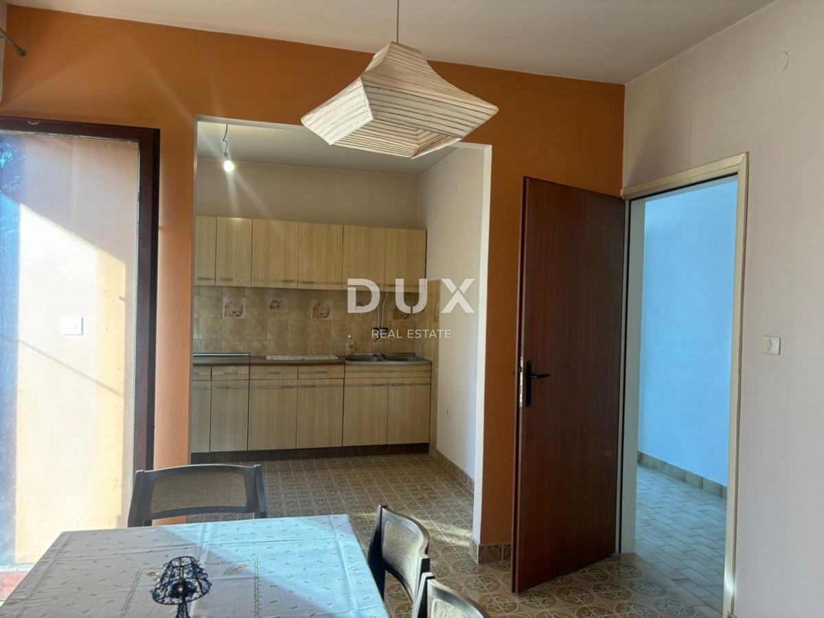 ISTRA, POREČ (OKOLICA) - Prostorna hiša z dvema velikima stanovanjema in garažo + gradbeno zemljišče 1687m2! ŠIROK SPEKTAR MOŽNOSTI!