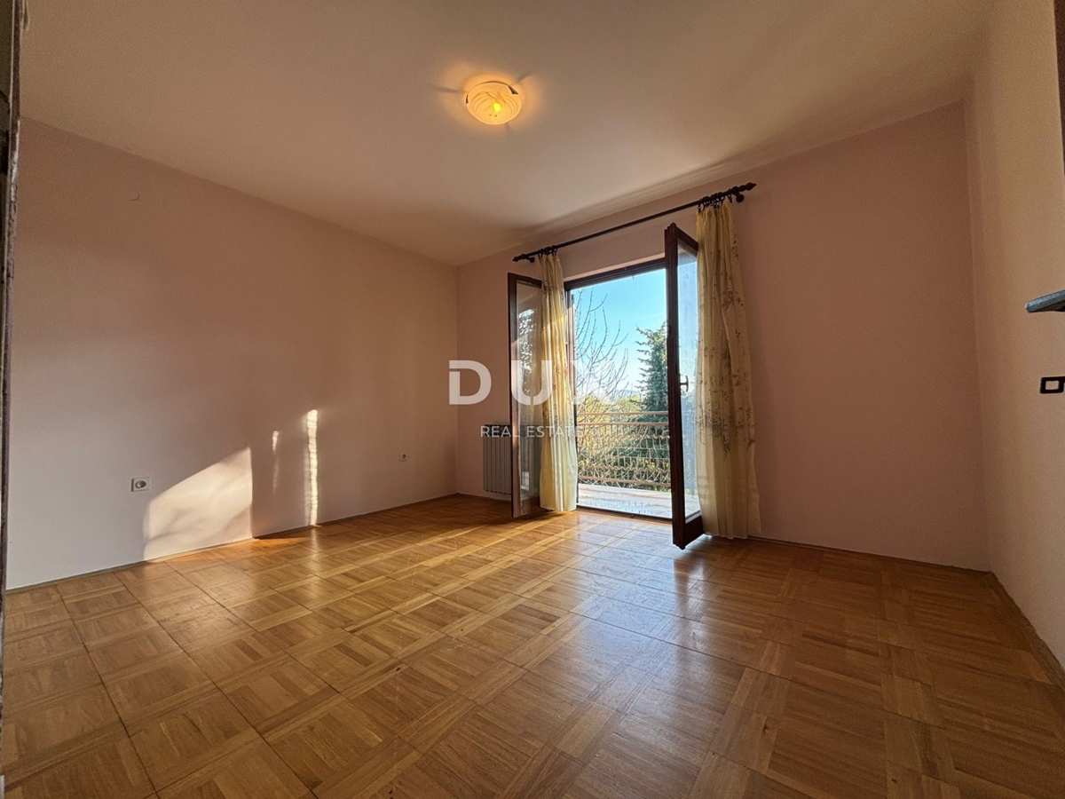 ISTRA, POREČ (OKOLICA) - Prostorna hiša z dvema velikima stanovanjema in garažo + gradbeno zemljišče 1687m2! ŠIROK SPEKTAR MOŽNOSTI!