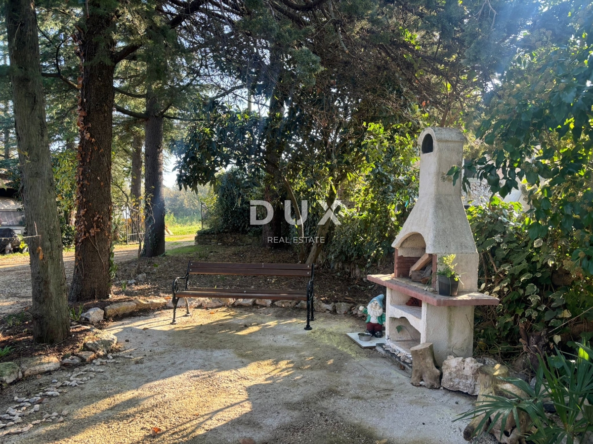 ISTRA, POREČ (OKOLICA) - Prostorna hiša z dvema velikima stanovanjema in garažo + gradbeno zemljišče 1687m2! ŠIROK SPEKTAR MOŽNOSTI!