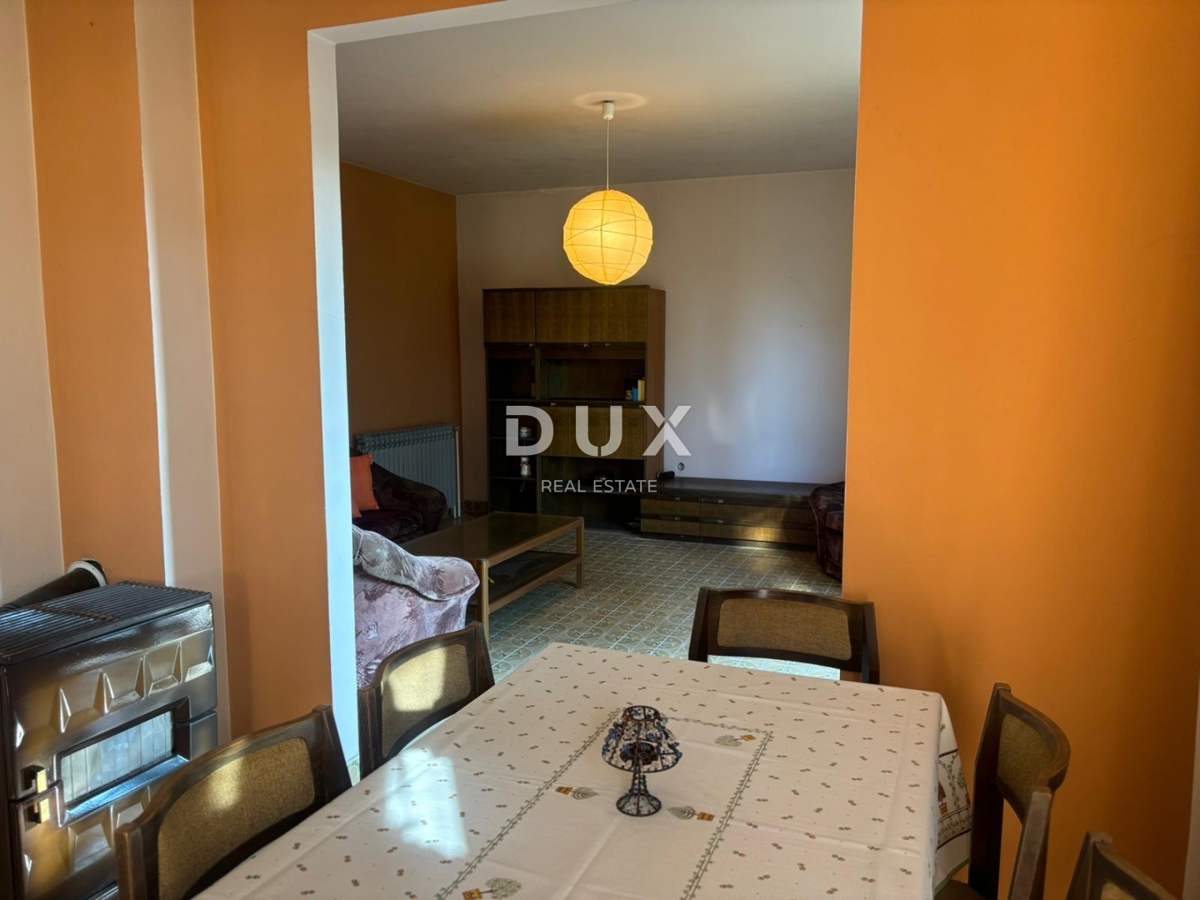 ISTRA, POREČ (OKOLICA) - Prostorna hiša z dvema velikima stanovanjema in garažo + gradbeno zemljišče 1687m2! ŠIROK SPEKTAR MOŽNOSTI!