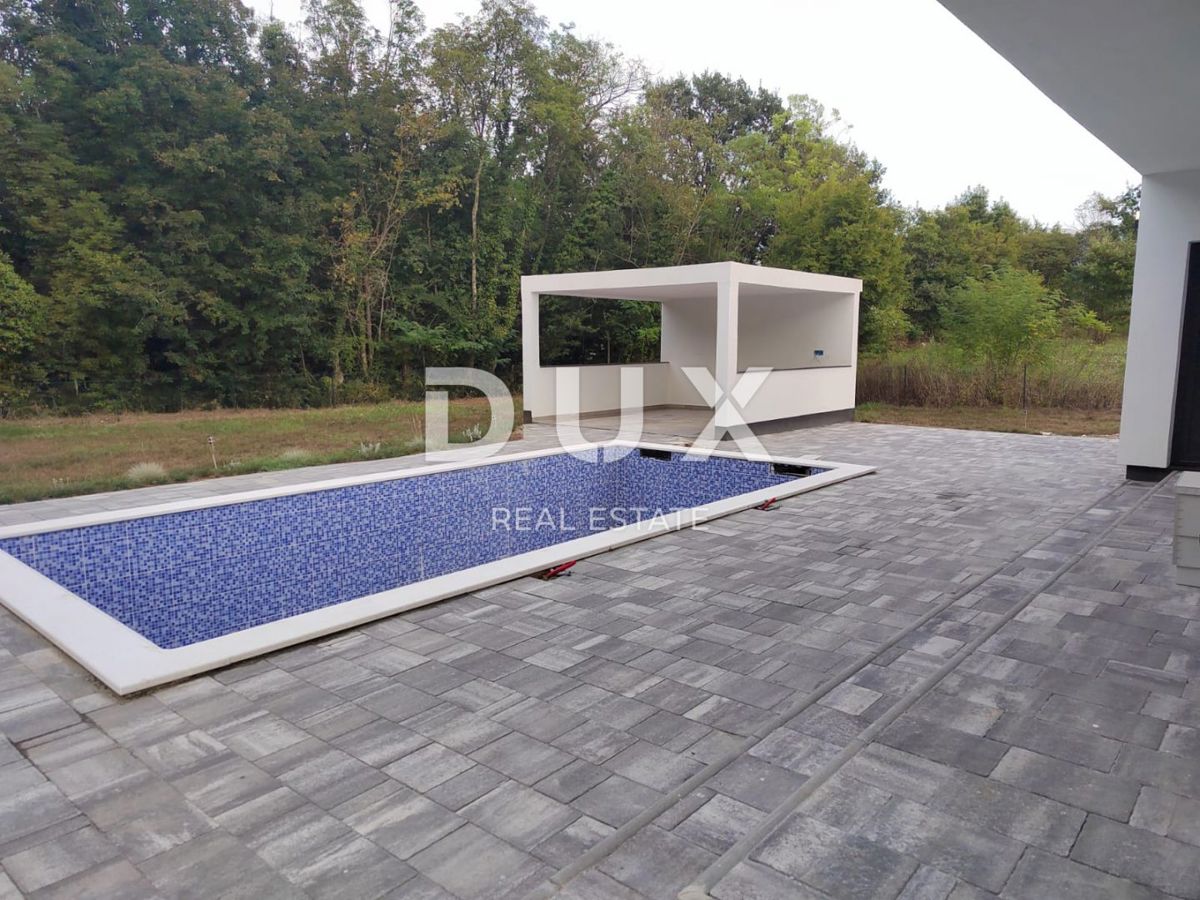 ISTRA, KRŠAN - Moderna enonadstropna hiša z zunanjim bazenom 111 m2