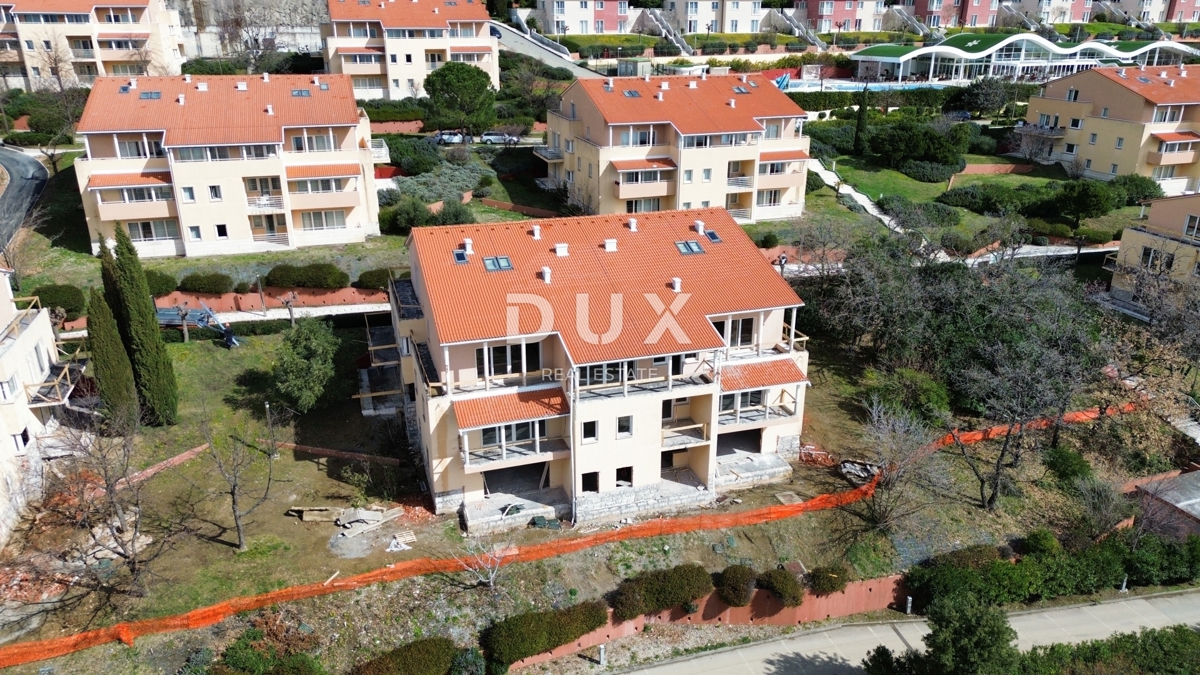 NOVI VINODOLSKI – 59 m² veliko stanovanje v ekskluzivnem letovišču, prva vrsta ob morju z zasebno plažo