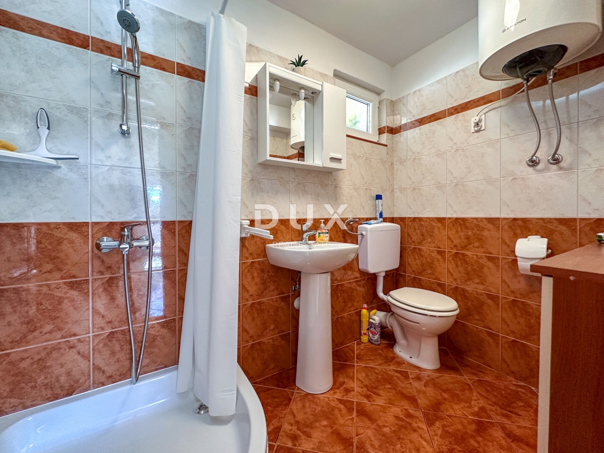 KOSTRENA - prenovljena vrstna hiša, pripravljena za družinsko življenje v bližini morja