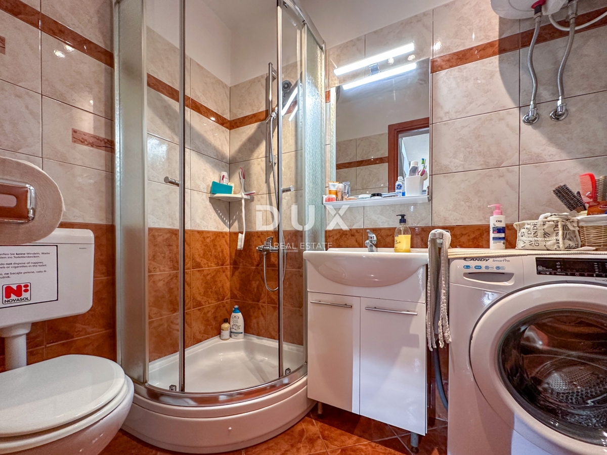 KOSTRENA - prenovljena vrstna hiša, pripravljena za družinsko življenje v bližini morja