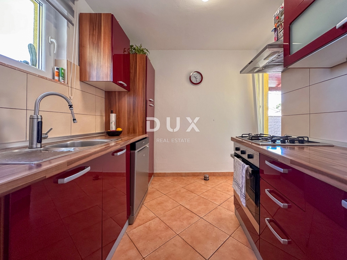 KOSTRENA - prenovljena vrstna hiša, pripravljena za družinsko življenje v bližini morja