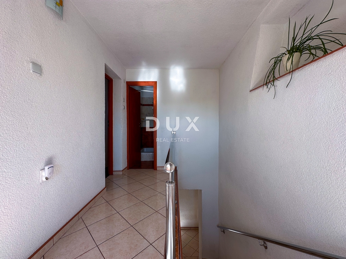 KOSTRENA - prenovljena vrstna hiša, pripravljena za družinsko življenje v bližini morja