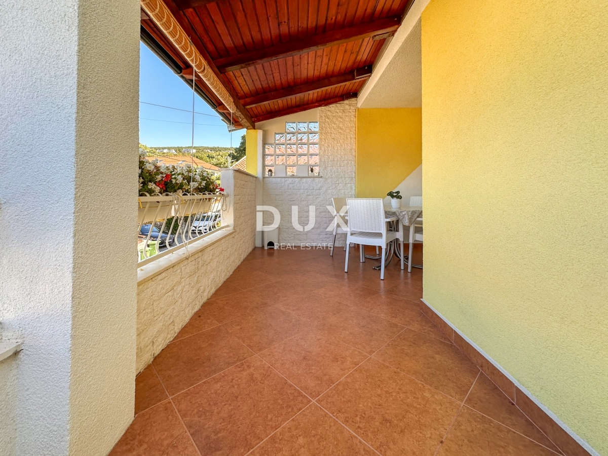 KOSTRENA - prenovljena vrstna hiša, pripravljena za družinsko življenje v bližini morja