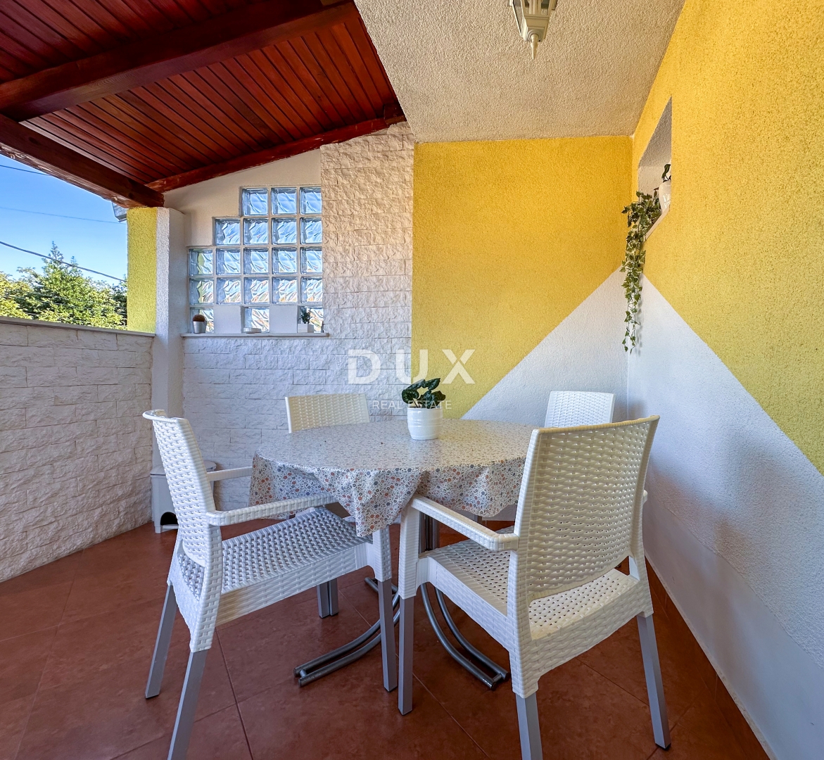 KOSTRENA - prenovljena vrstna hiša, pripravljena za družinsko življenje v bližini morja