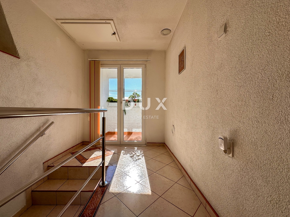 KOSTRENA - prenovljena vrstna hiša, pripravljena za družinsko življenje v bližini morja