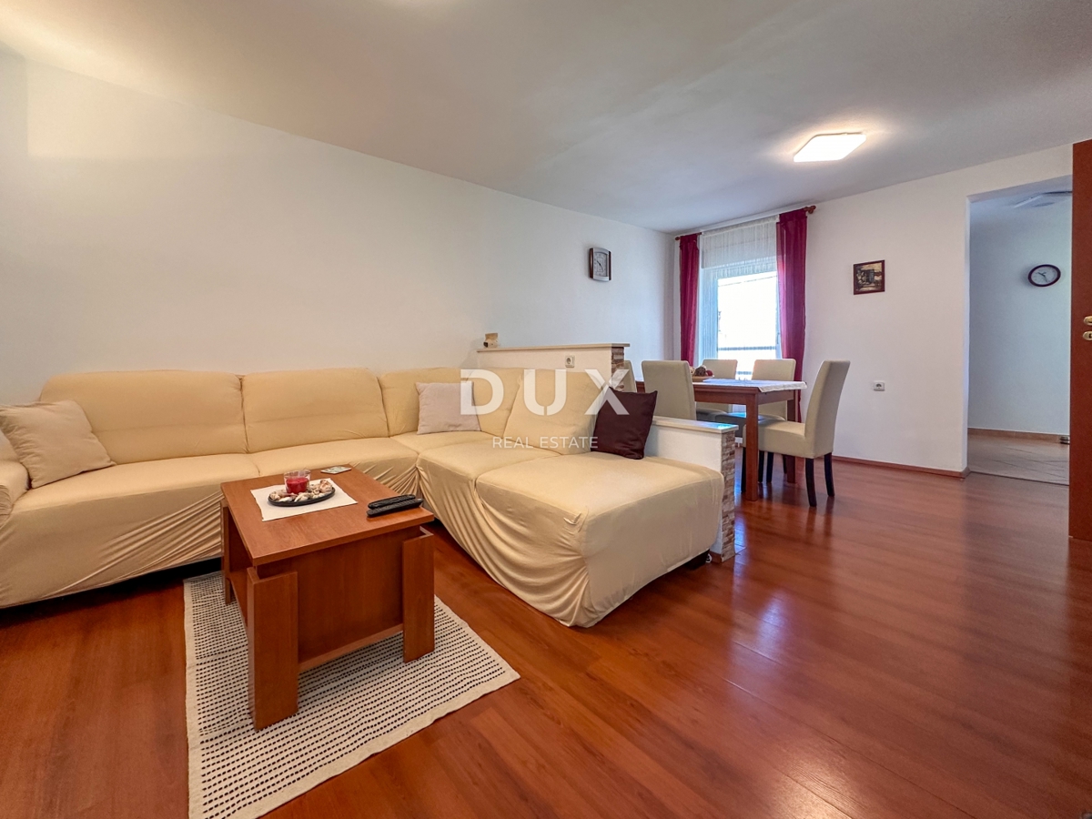 KOSTRENA - prenovljena vrstna hiša, pripravljena za družinsko življenje v bližini morja