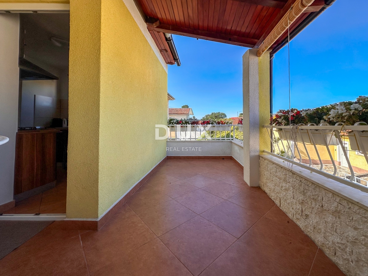 KOSTRENA - prenovljena vrstna hiša, pripravljena za družinsko življenje v bližini morja