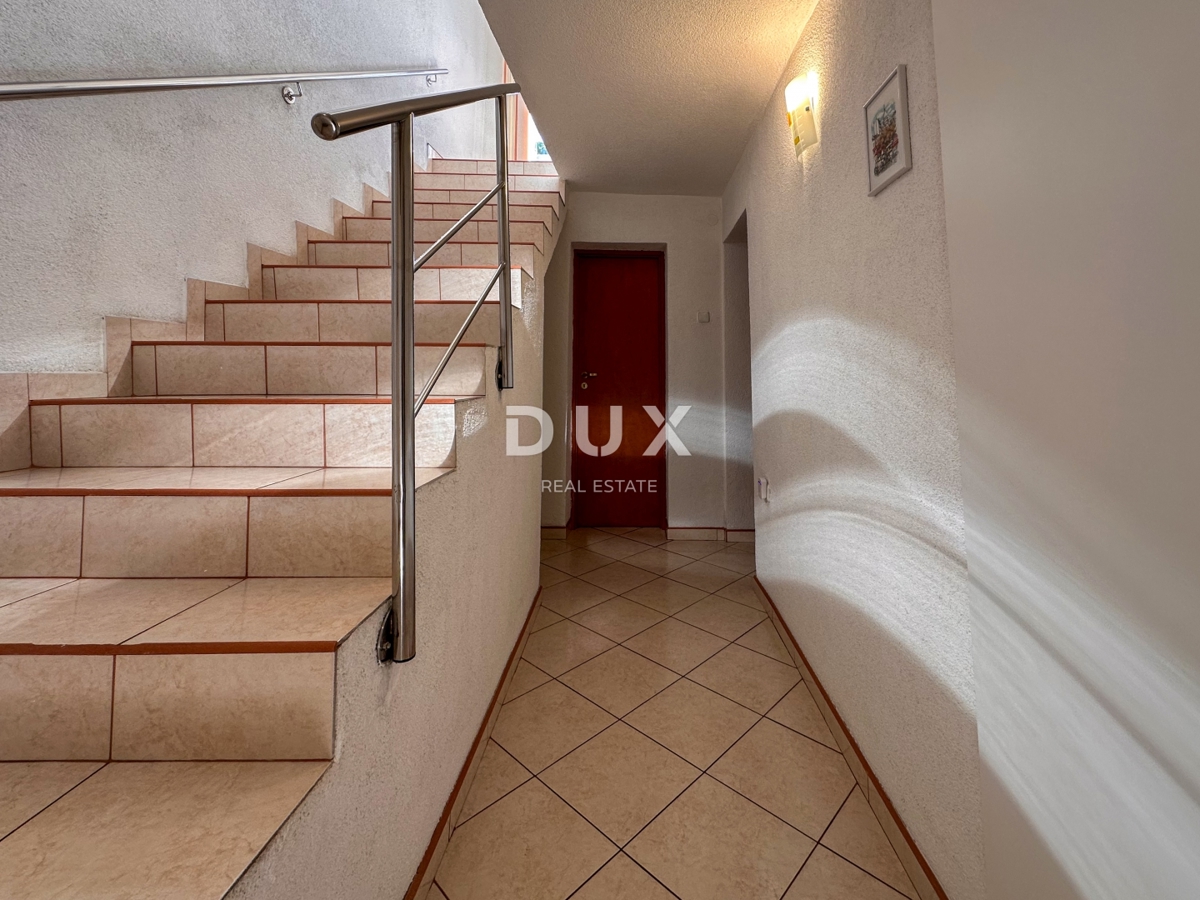 KOSTRENA - prenovljena vrstna hiša, pripravljena za družinsko življenje v bližini morja