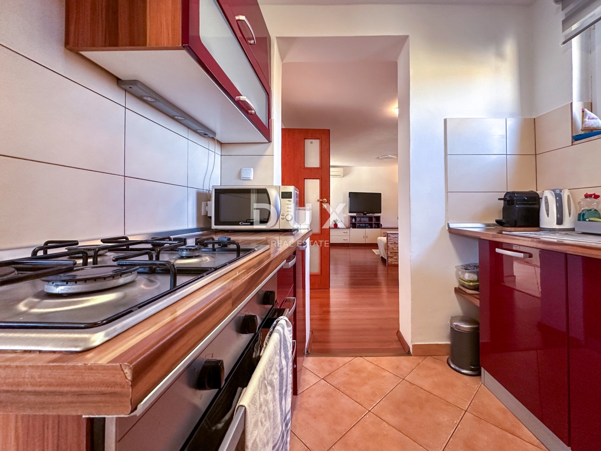 KOSTRENA - prenovljena vrstna hiša, pripravljena za družinsko življenje v bližini morja