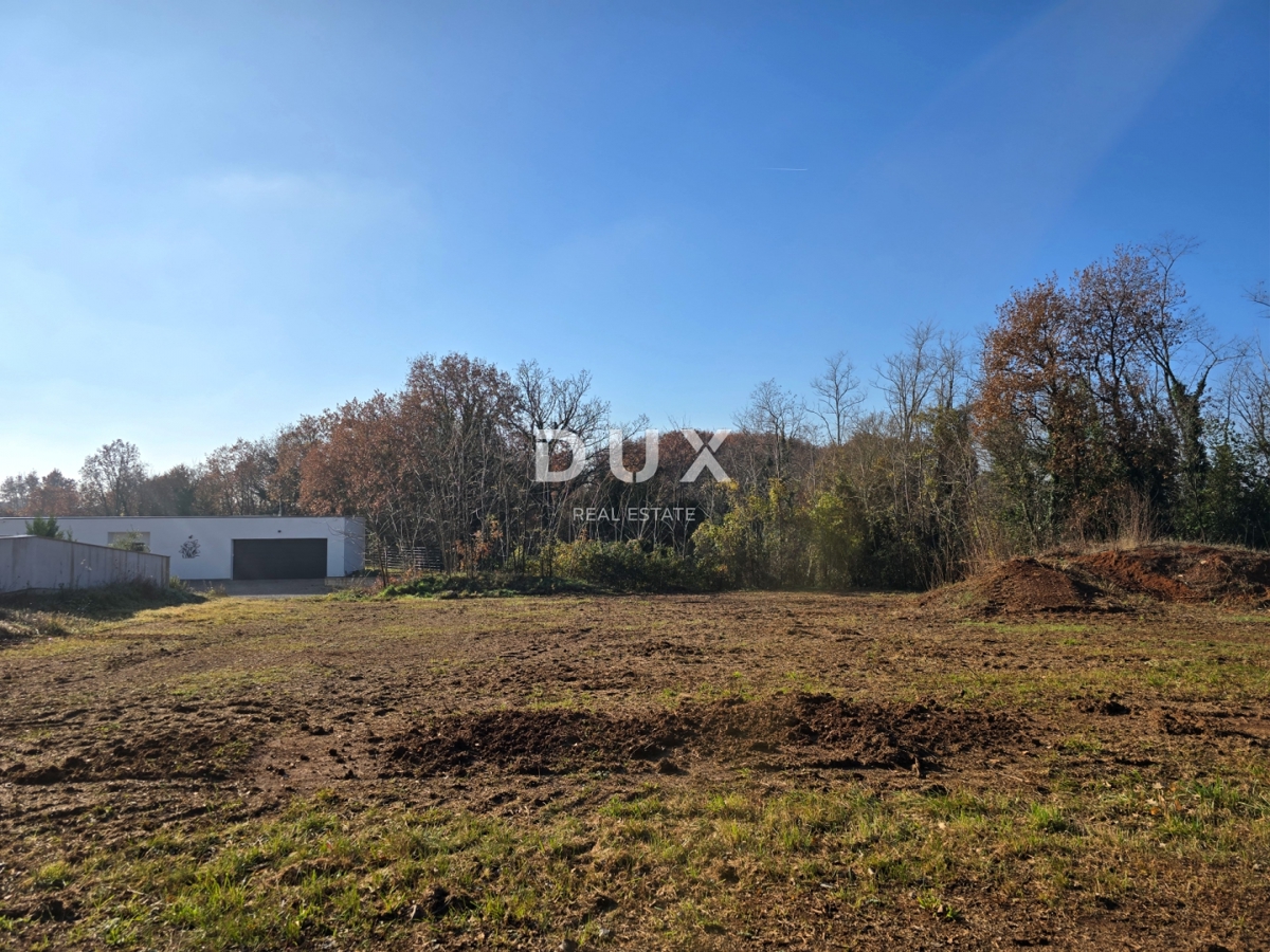 ISTRA, LABIN - Prostorno zemljišče z gradbenim dovoljenjem