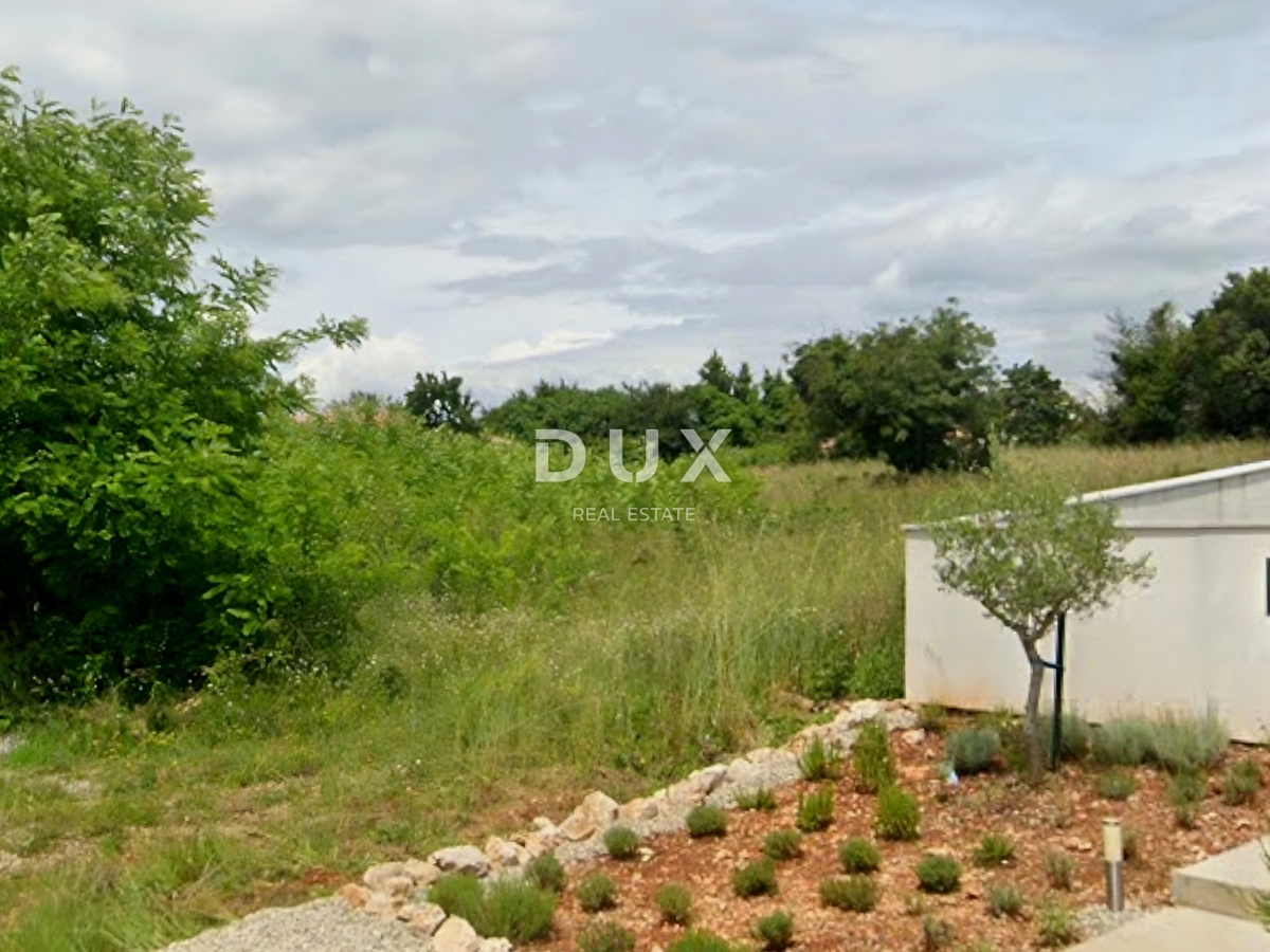 ISTRA, LABIN - Prostorno zemljišče z gradbenim dovoljenjem