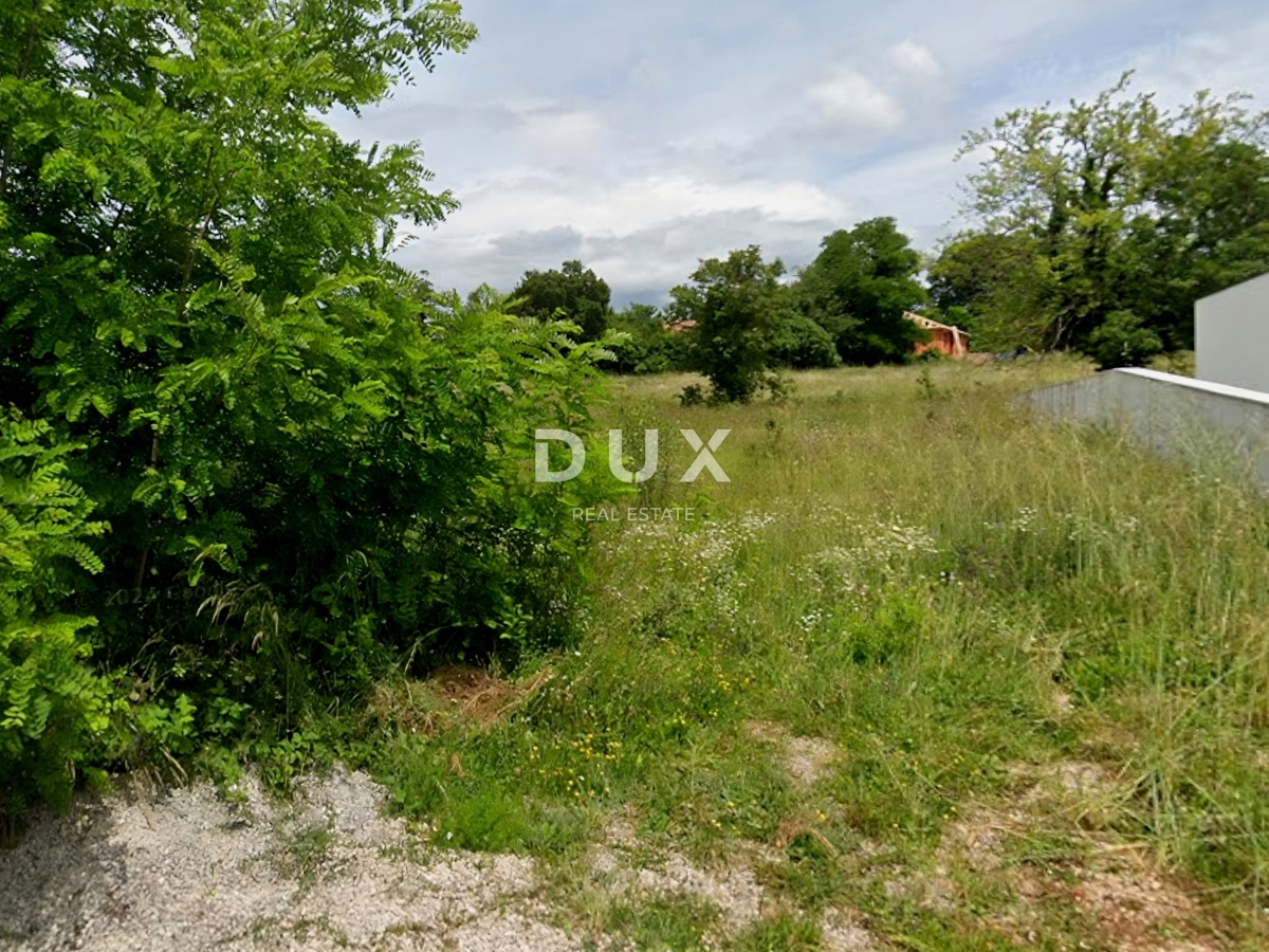 ISTRA, LABIN - Prostorno zemljišče z gradbenim dovoljenjem