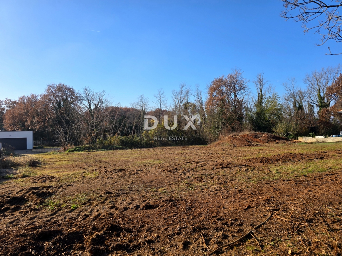 ISTRA, LABIN - Prostorno zemljišče z gradbenim dovoljenjem