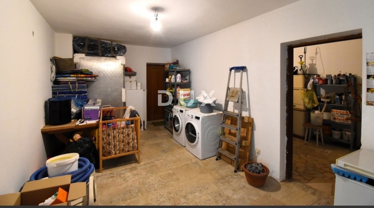 ISTRA, POREČ - Hiša na prostorni posesti z bazenom in popolno zasebnostjo!