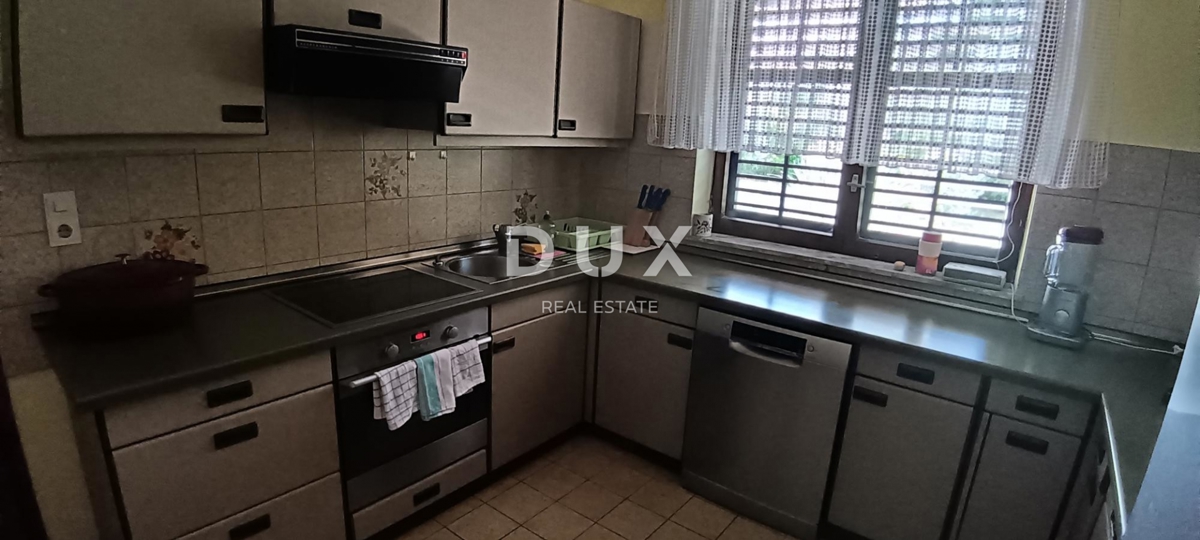 ISTRA, POREČ - Hiša na prostorni posesti z bazenom in popolno zasebnostjo!