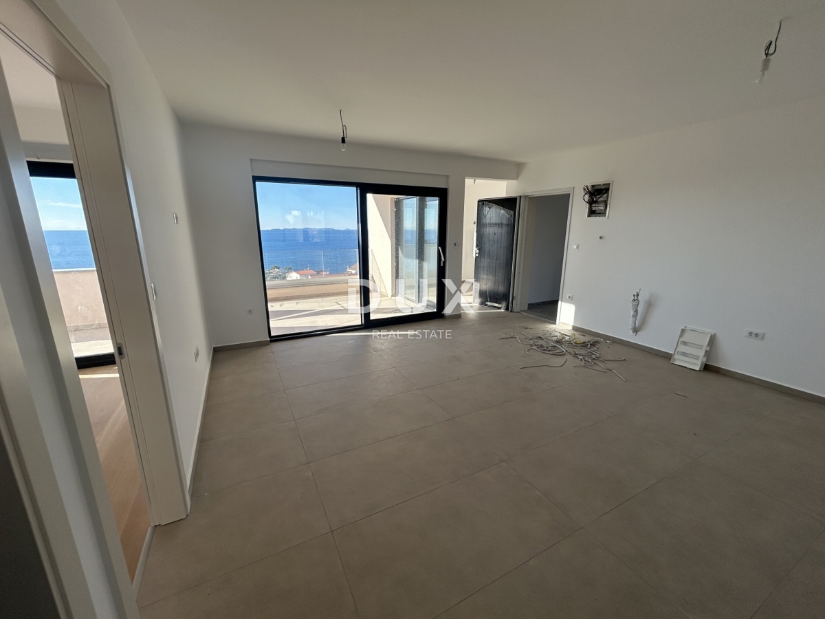 PRIMOŠTEN, DOLAC – Penthouse s čudovitim pogledom na morje! PRILOŽNOST!