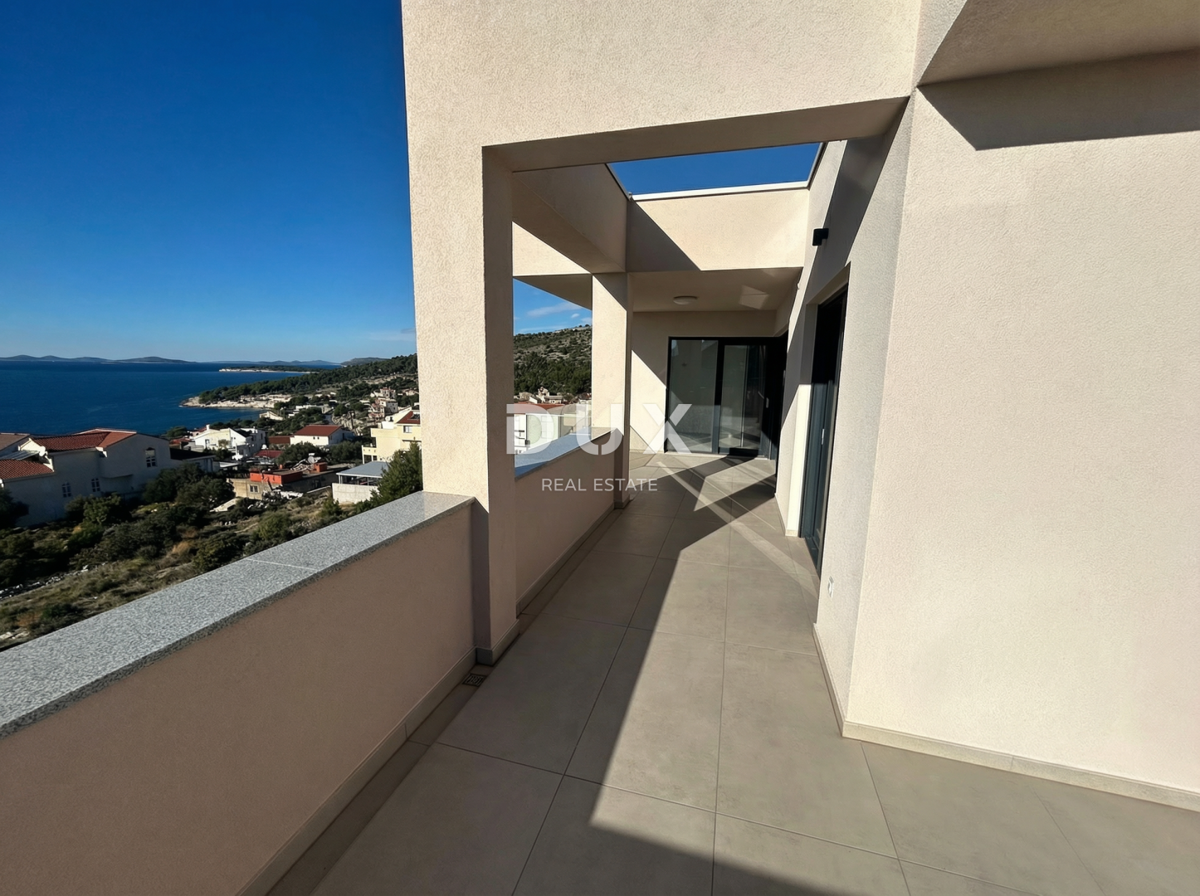 PRIMOŠTEN, DOLAC – Penthouse s čudovitim pogledom na morje! PRILOŽNOST!