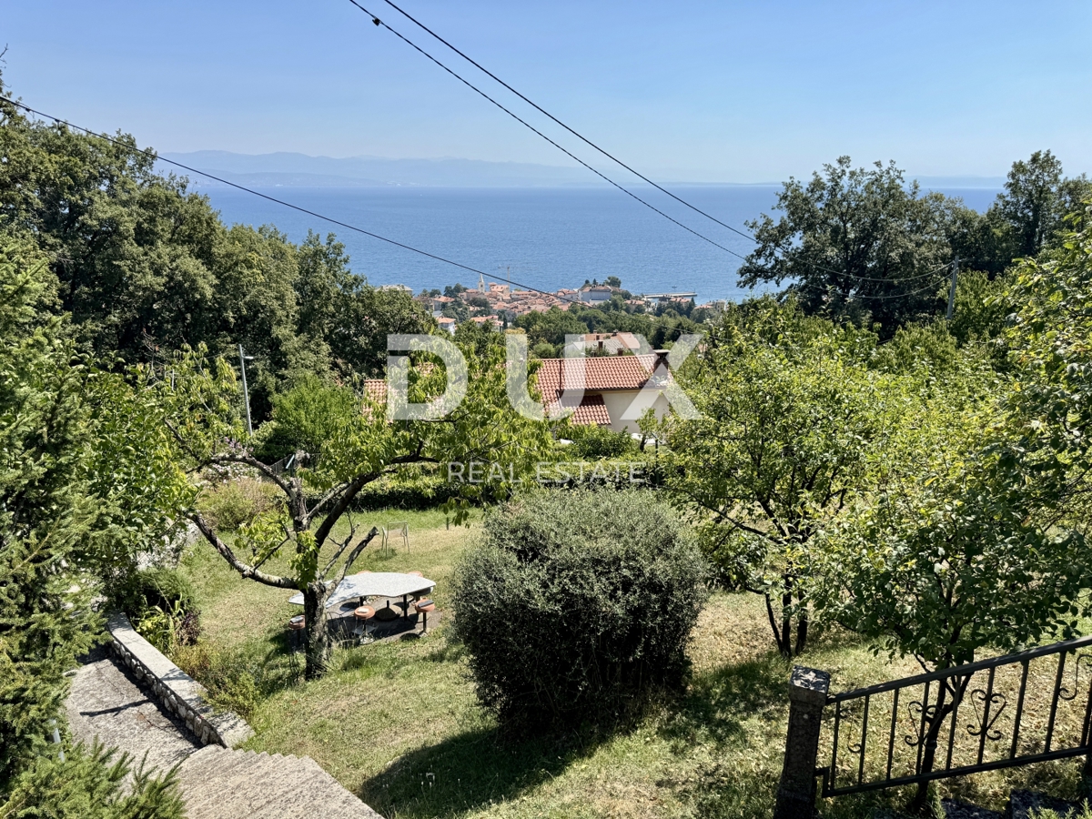 OPATIJA, LOVRAN - novo - čudovito gradbeno zemljišče za družinsko hišo ali vilo z bazenom s pogledom na morje
