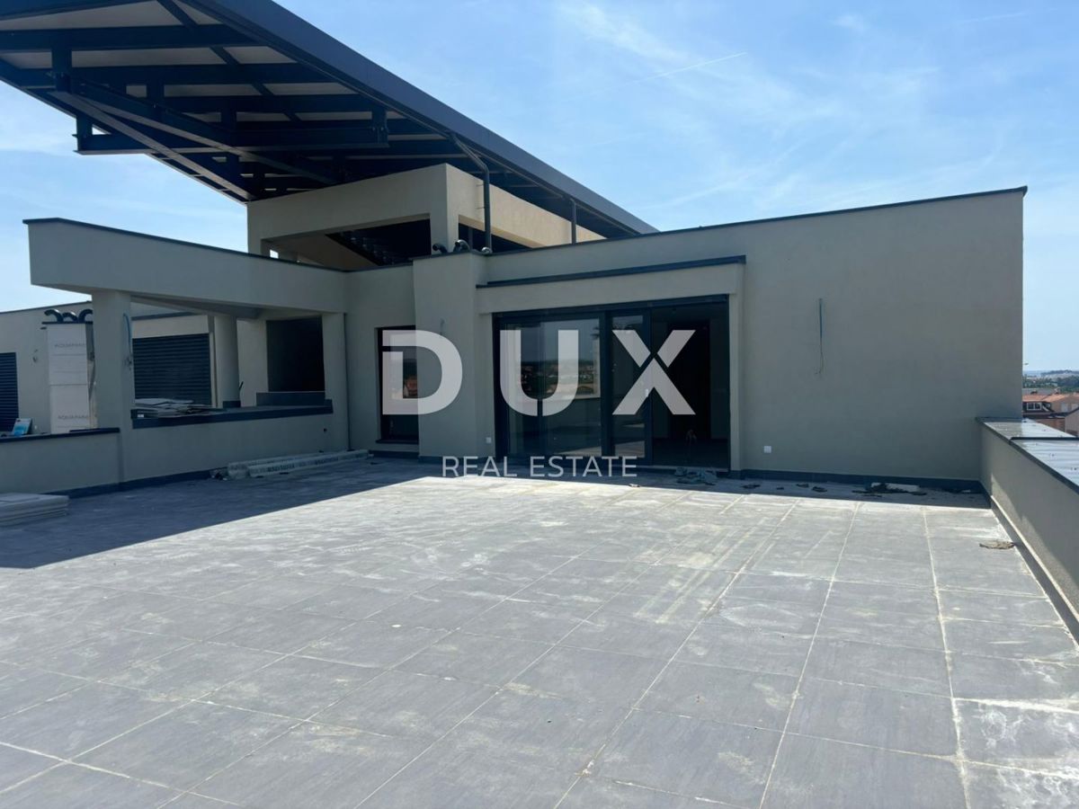 ISTRA, POREČ - Ekskluzivno penthouse s strešno teraso in odprtim pogledom na morje! ZNIŽANO!