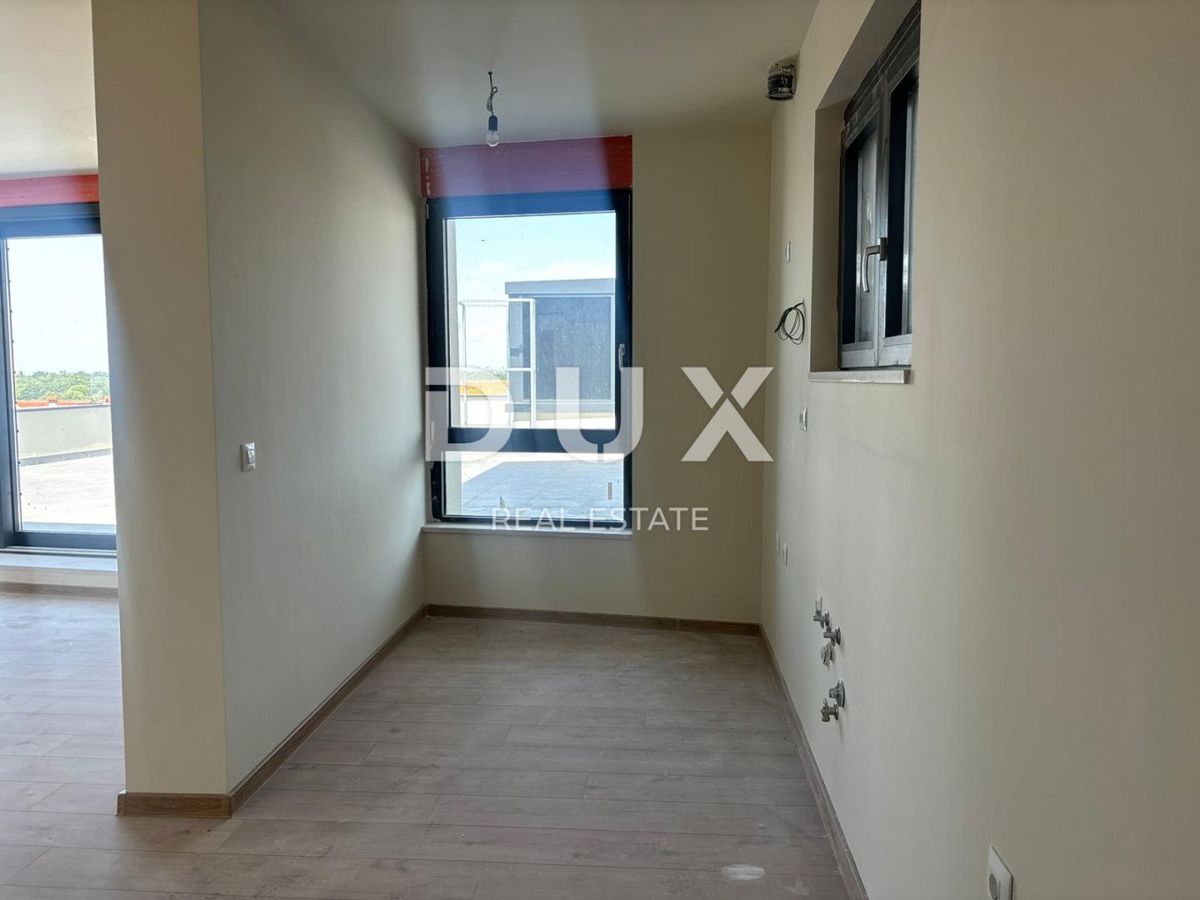 ISTRA, POREČ - Ekskluzivno penthouse s strešno teraso in odprtim pogledom na morje! ZNIŽANO!