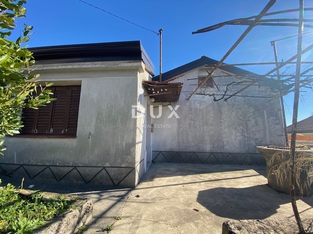 RIJEKA, VIŠKOVO - hiša in gospodarsko poslopje + dvorišče s pogledom na morje! PRILOŽNOST!