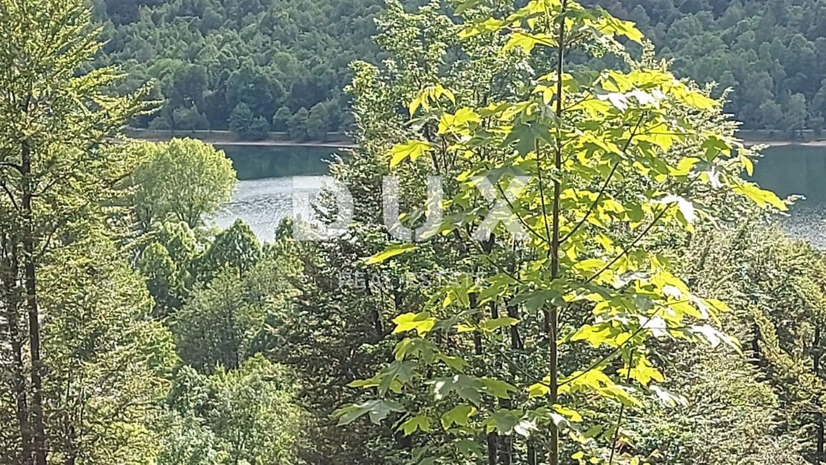 GORSKI KOTAR, FUŽINE - edinstven projekt v osrčju Gorskega Kotarja, zazidljivo zemljišče 10.700 m2 za kompleks vil v bližini jezera, investicijska priložnost!