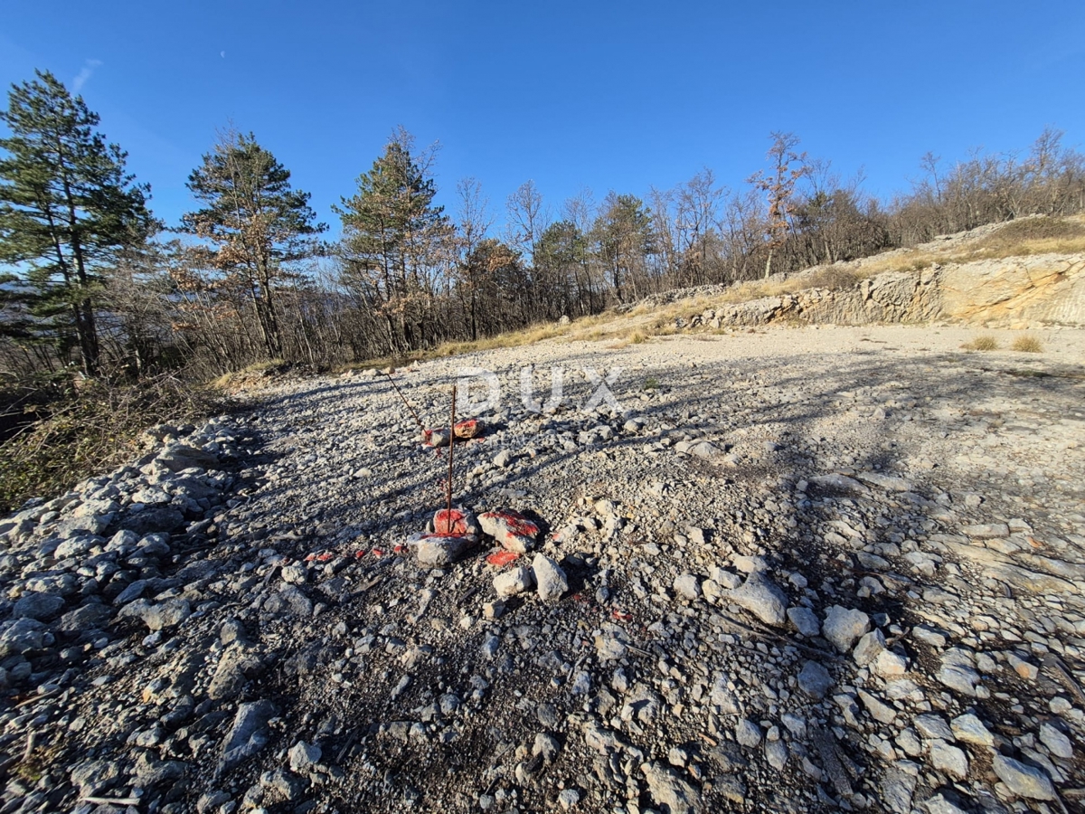KLANA, ŠKALNICA - Gradbeno zemljišče na čudoviti lokaciji. Pogled na morje!