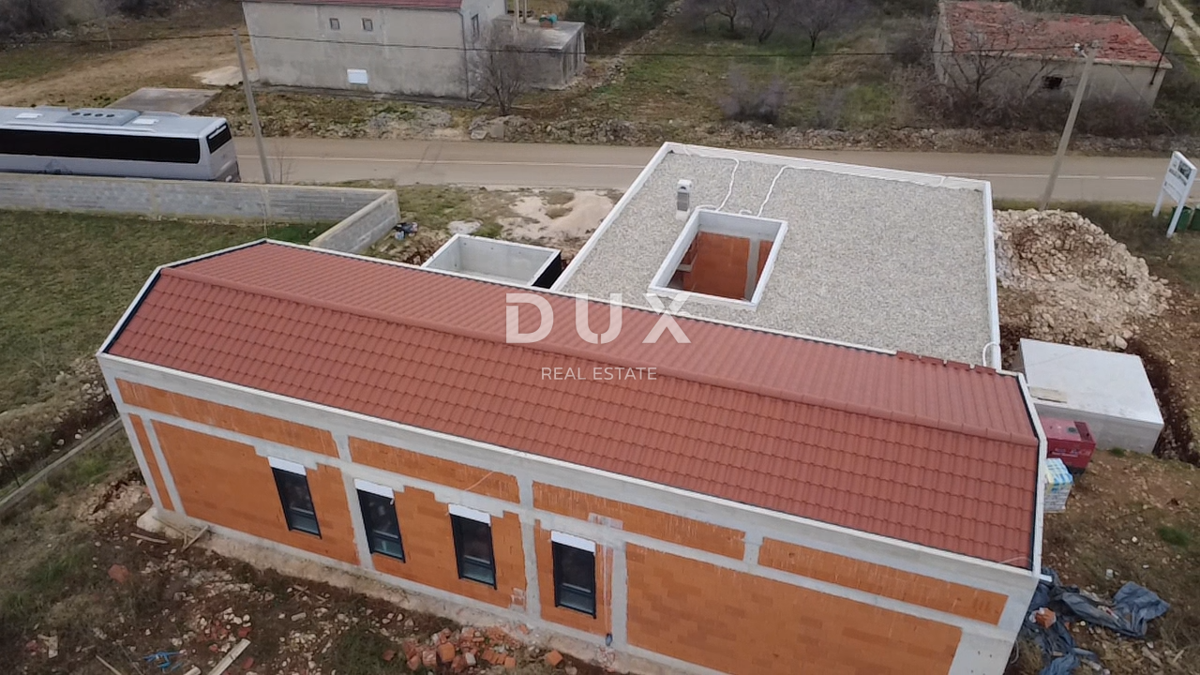 ZADAR, ZEMUNIK G. – Luksuzna moderna vila (B) enonadstropna z bazenom