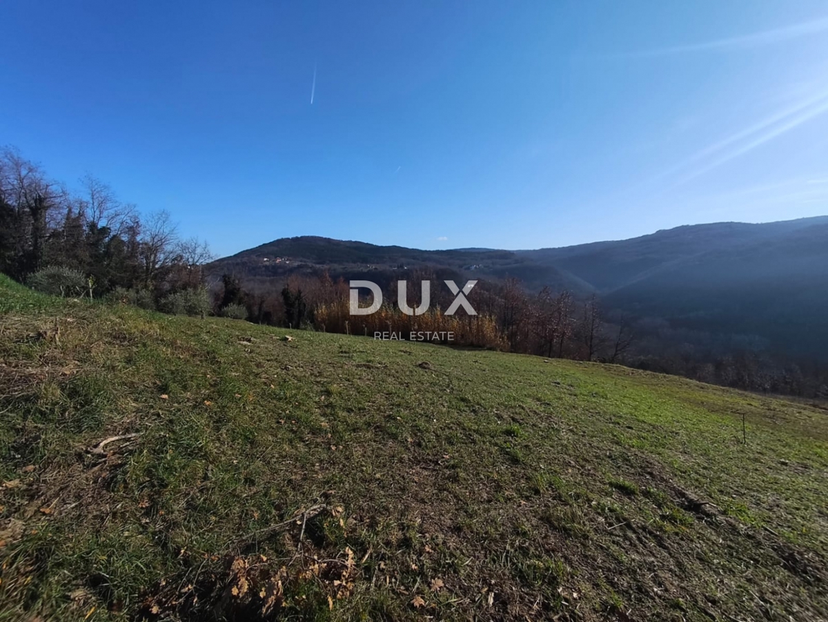 ISTRA, MOTOVUN - Gradbeno zemljišče na osamljeni lokaciji z razgledom