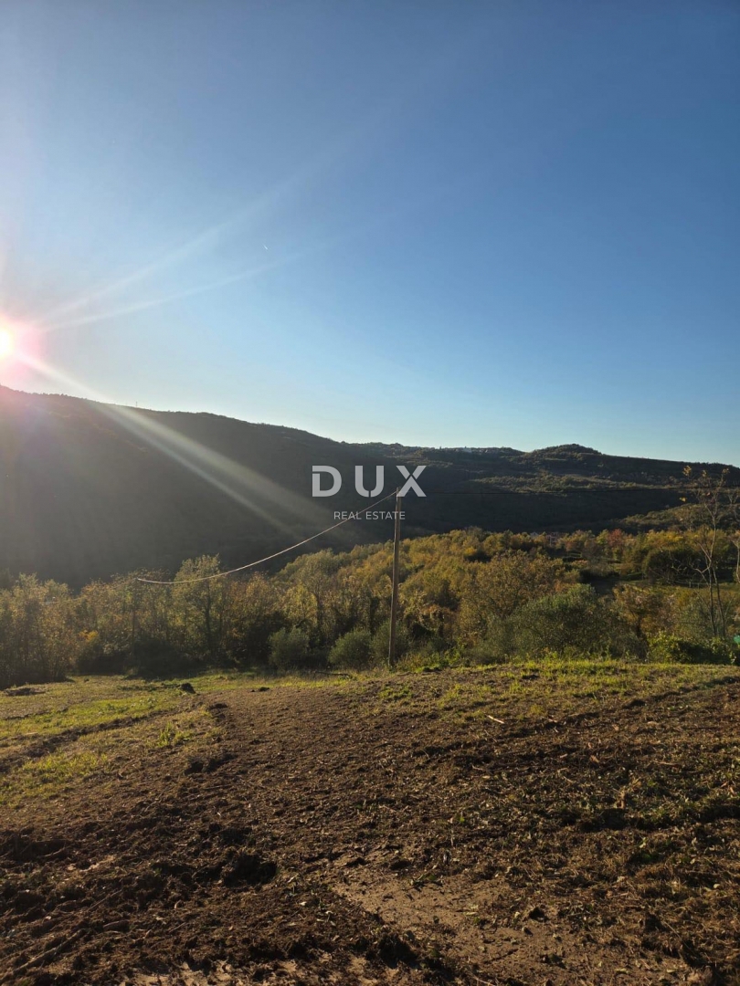 ISTRA, MOTOVUN - Gradbeno zemljišče na osamljeni lokaciji z razgledom