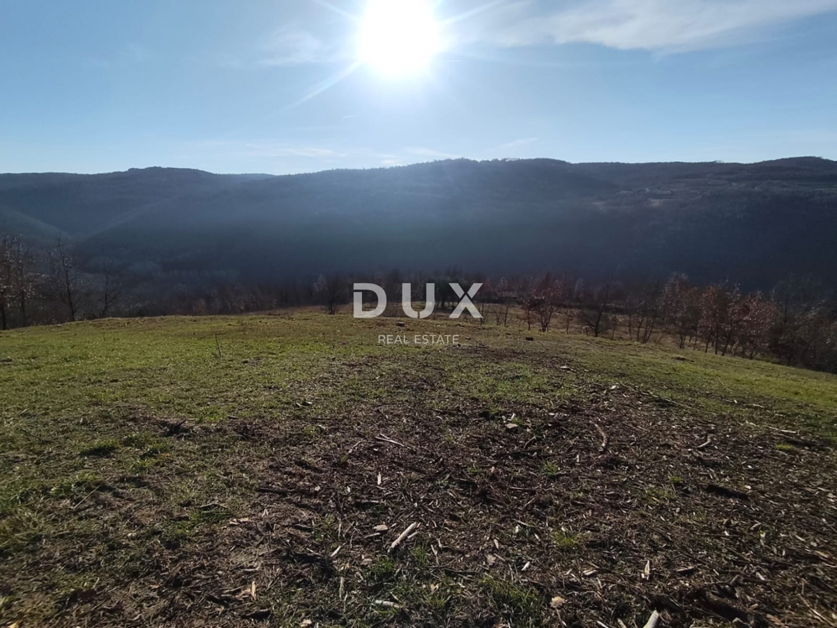 ISTRA, MOTOVUN - Gradbeno zemljišče na osamljeni lokaciji z razgledom