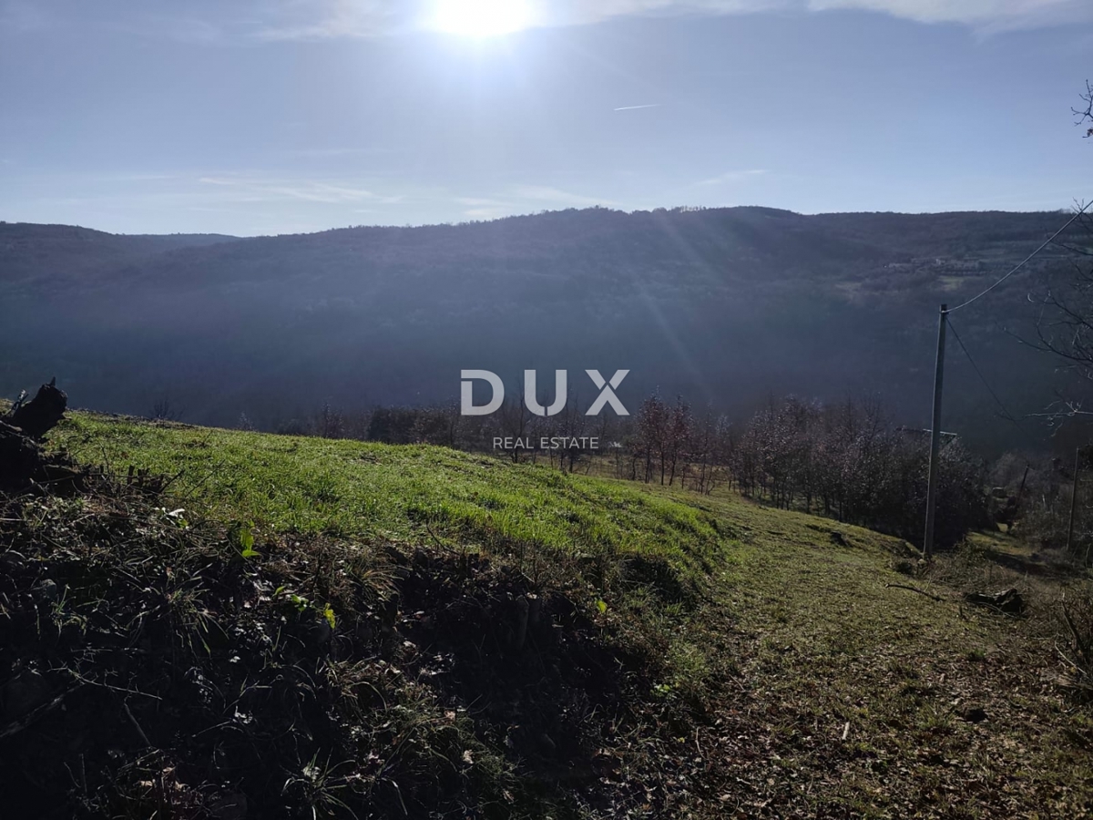 ISTRA, MOTOVUN - Gradbeno zemljišče na osamljeni lokaciji z razgledom