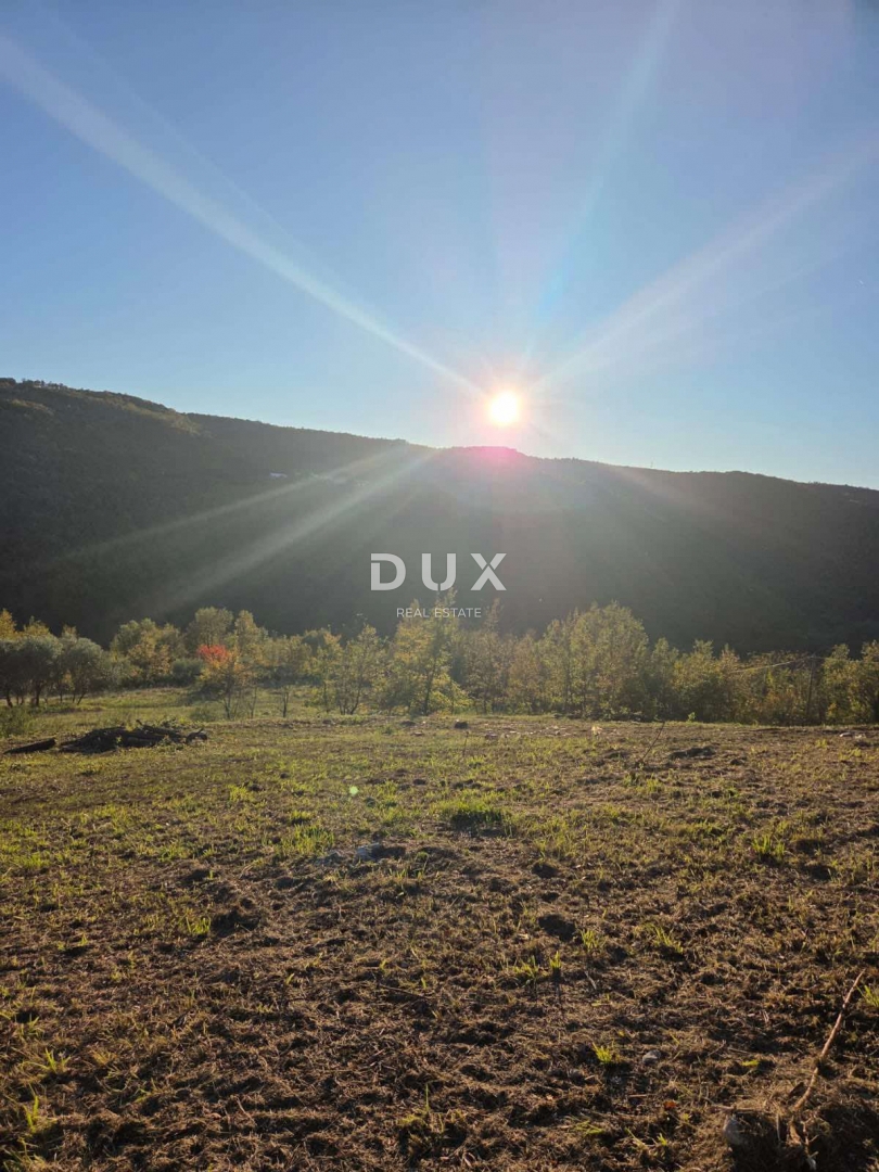 ISTRA, MOTOVUN - Gradbeno zemljišče na osamljeni lokaciji z razgledom