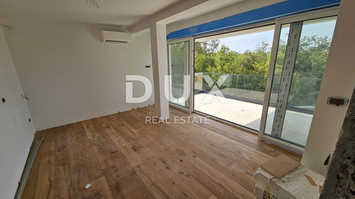 KRALJEVICA - Vila dvojček z bazenom blizu morja!