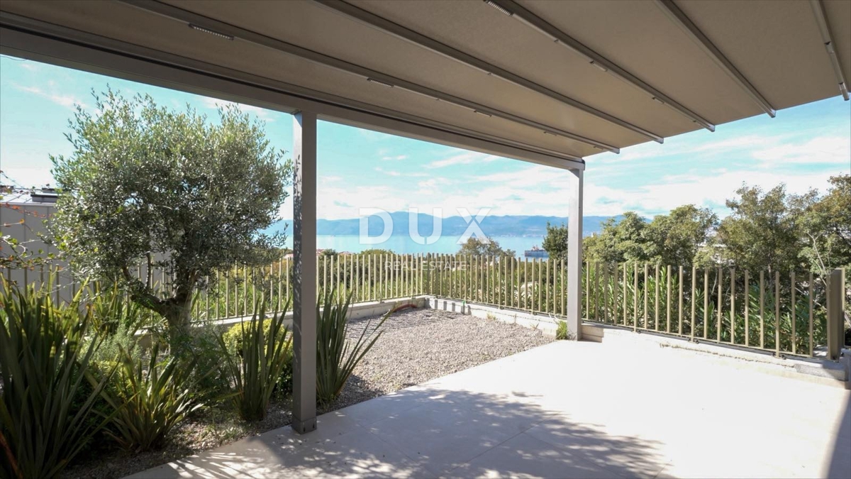 RIJEKA, KOSTRENA - ekskluzivno stanovanje z jacuzzijem - novogradnja s panoramskim pogledom na morje! PRILOŽNOST!