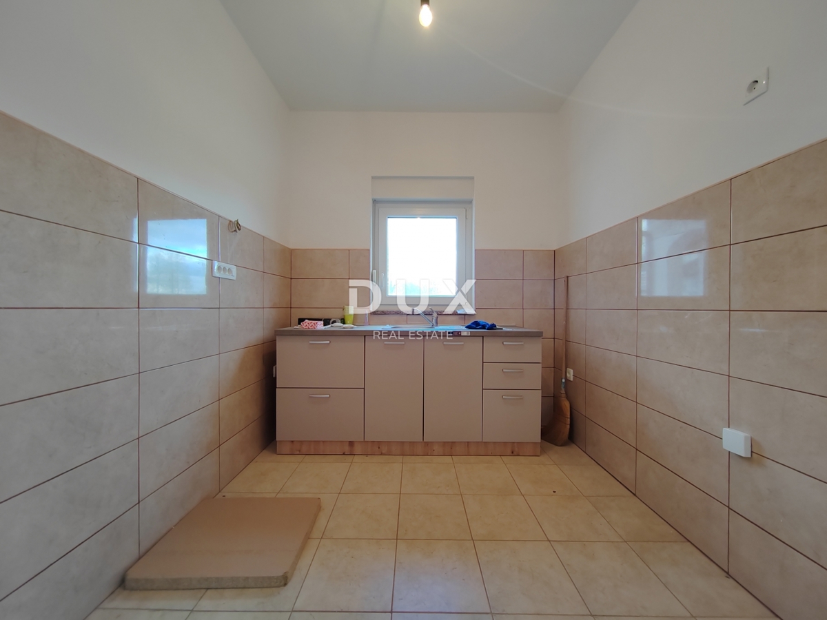 GOSPIĆ - Samostojna hiša s prostornim vrtom in obdelovalnim zemljiščem